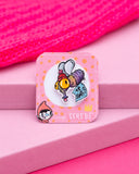 Pin "Cu musca pe caciula"